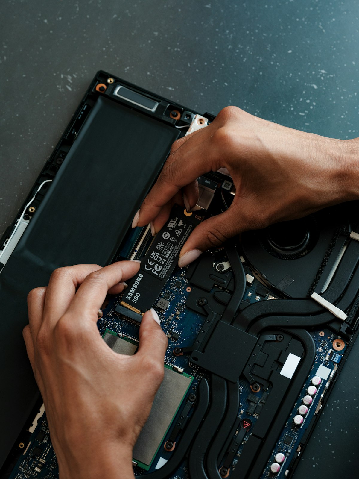 Upgrade de SSD em notebook aberto
